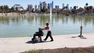 Bajan los robos en MacArthur Park. (Aurelia Ventura/La Opinión)