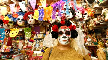 Las máscaras de catrinas o las caritas pintadas con este personaje son muy populares durante la festividad. / foto: Aurelia Ventura.