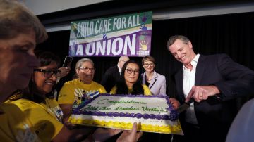 Las cuidadoras celebraron con un pastel junto al gobernador Gavin Newsom. / fotos: Aurelia Ventura.