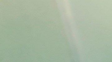 José y su esposa Esperanza muestran orgullosos y felices sus tarjetas de residencia. (Aurelia Ventura/ La Opinión)