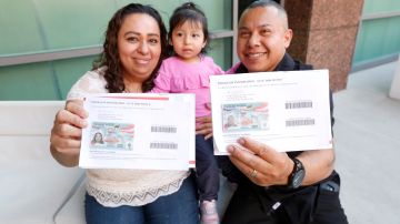 José y su esposa Esperanza muestran orgullosos y felices sus tarjetas de residencia. (Aurelia Ventura/ La Opinión)