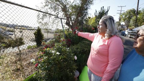 En una foto del año pasado, Bernice Rubio muestra la zona contaminada.