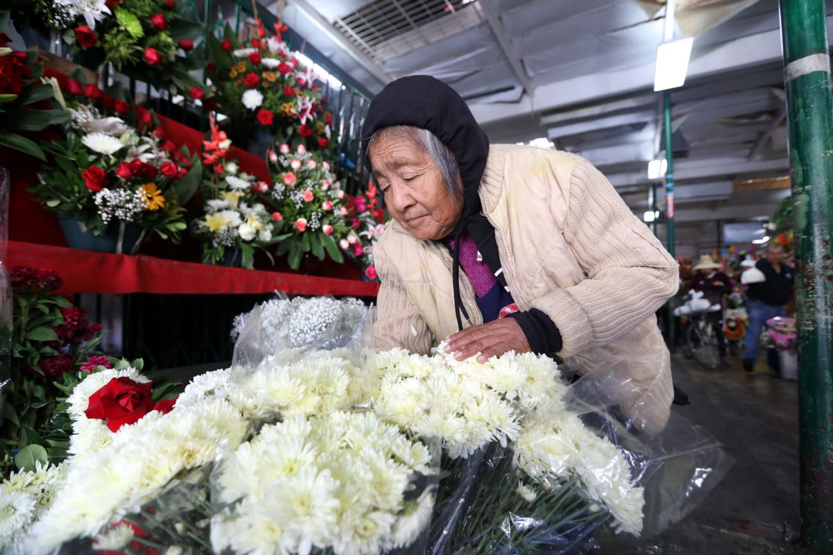 Las flores blancas, que vende Margarita Pérez de 73 años de edad, también son muy buscadas en esta época del año./ fotos: Aurelia Ventura. 