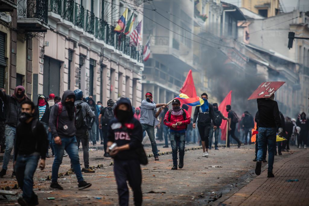 Estado de excepción en Ecuador: 3 preguntas para entender las violentas protestas por el alza en el precio de combustibles