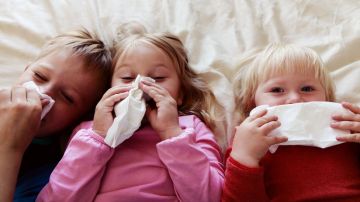 Es importante que los niños aprendan a sonarse la nariz para limpiar las vías respiratorias.
