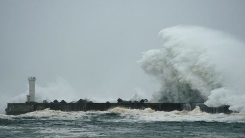 El tifón generó grandes olas cuando mientras se aproximaba a la costa.