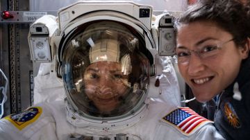 Las astronautas Christina Koch y Jessica Meir hicieron la histórica caminata espacial el viernes. (NASA)