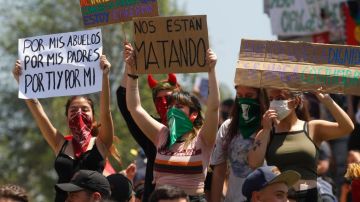 En Chile, las manifestaciones no cesaron a pesar de la decisión del gobierno de suspender el alza del pasaje del metro.