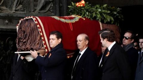 Los restos de Franco fueron sacados de la basílica por algunos de sus descendientes.