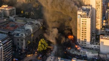Un gran incendio en el centro de Chile opacó el día de protestas.