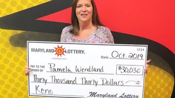 Pamela Wendland con su premio de lotería.