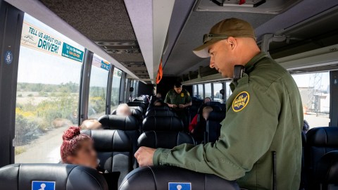 El nuevo reglamento permitiría realizar pruebas de ADN a casi todos los migrantes que entren por puntos fronterizos oficiales.
