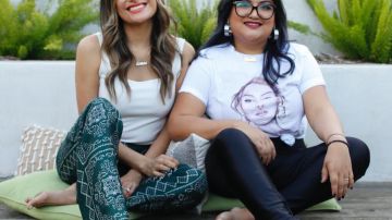 Paulina López (d) y su hermana Bricia López son las creadoras del podcast Súper Mamás. (Suministrada)
