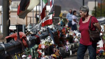 Un memorial en el centro comercial Walmart de la ciudad de El Paso recuerda a los muertos en la masacre.