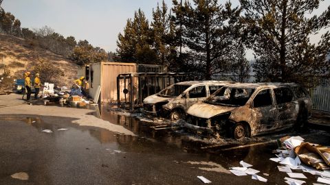 Bomberos continúan controlando focos de fuego en Porter Ranch.