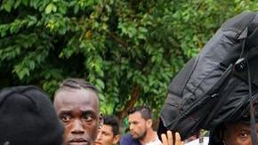 Efectivos de la Guardia Nacional y Policía Federal detienen la marcha de unos 2,000 migrantes.