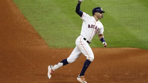 Houston se impuso en extra innings con un bombazo solitario de Carlos Correa.