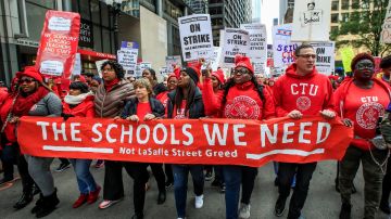 Miles de maestros, estudiantes y personal de apoyo marchan en Chicago.