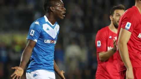 Balotelli se volvió loco cuando fue sustituido y rompió la cámara de fotógrafo.
