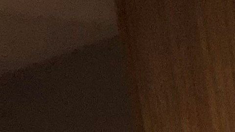 Unos jóvenes posan junto a un robot durante el lanzamiento de la campaña.