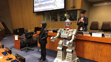 Unos jóvenes posan junto a un robot durante el lanzamiento de la campaña.