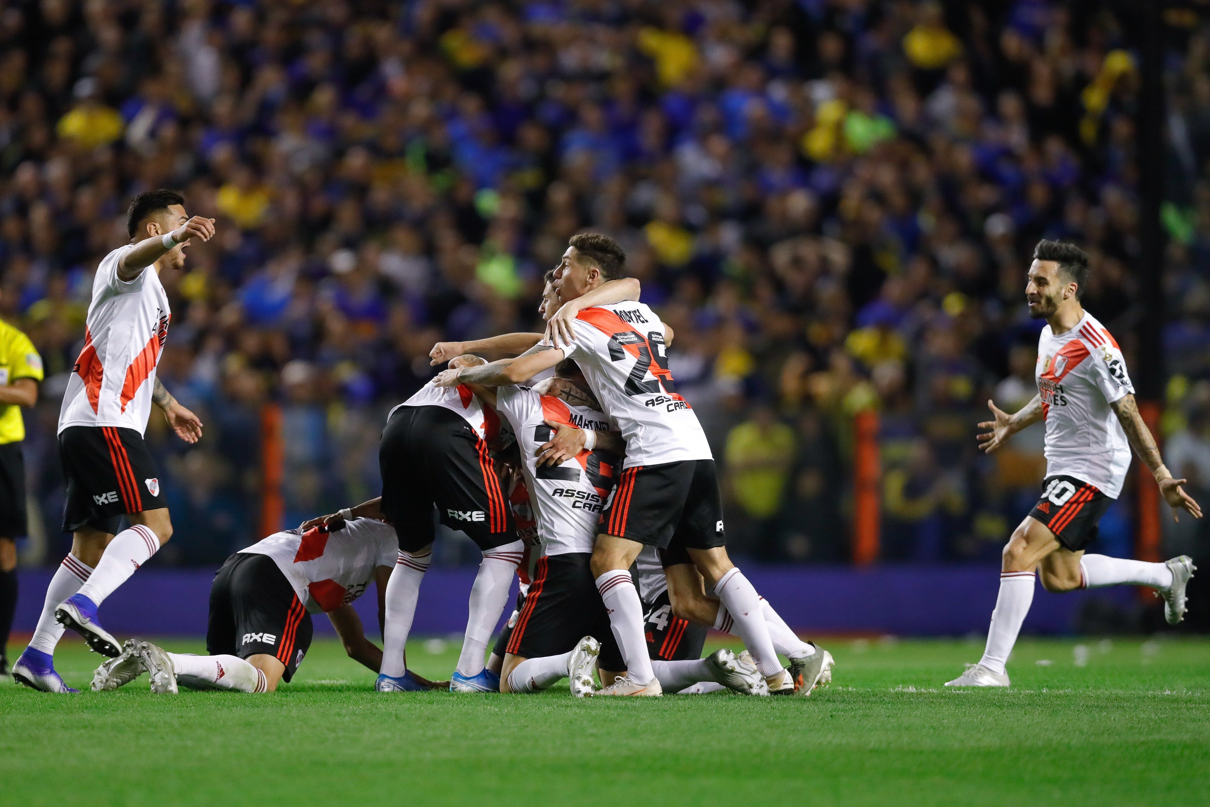 La Barra De River Plate Se Enfrentó Entre Sí Mismos De Manera Violenta ...