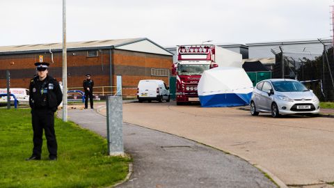 La policía británica investiga el hallazgo de 39 cadáveres en un camión frigorífico.