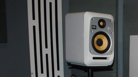 Tainy en su estudio