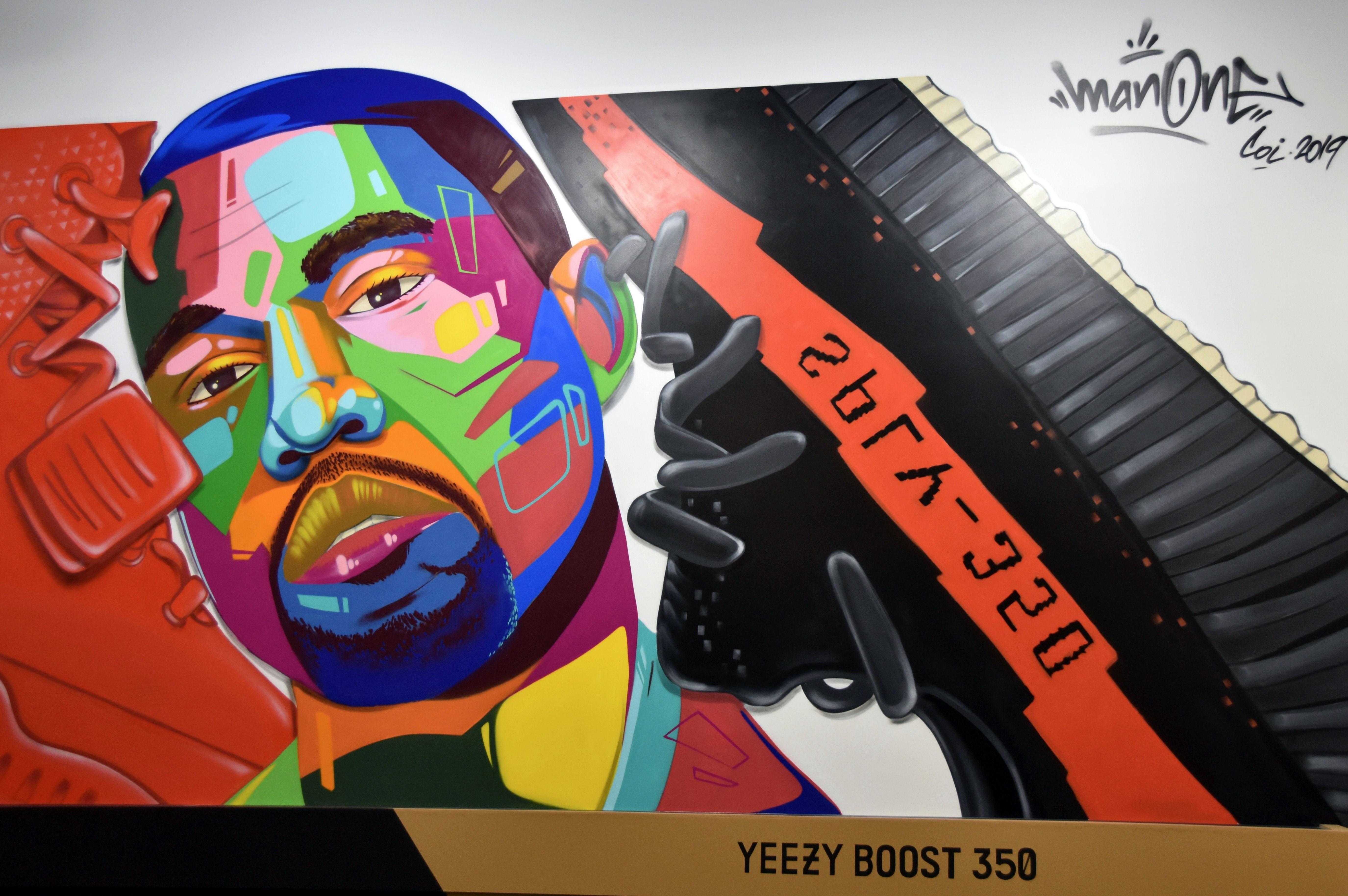 El muralista "Man One" retrató al cantautor estadounidense Kanye West junto a una zapatilla.