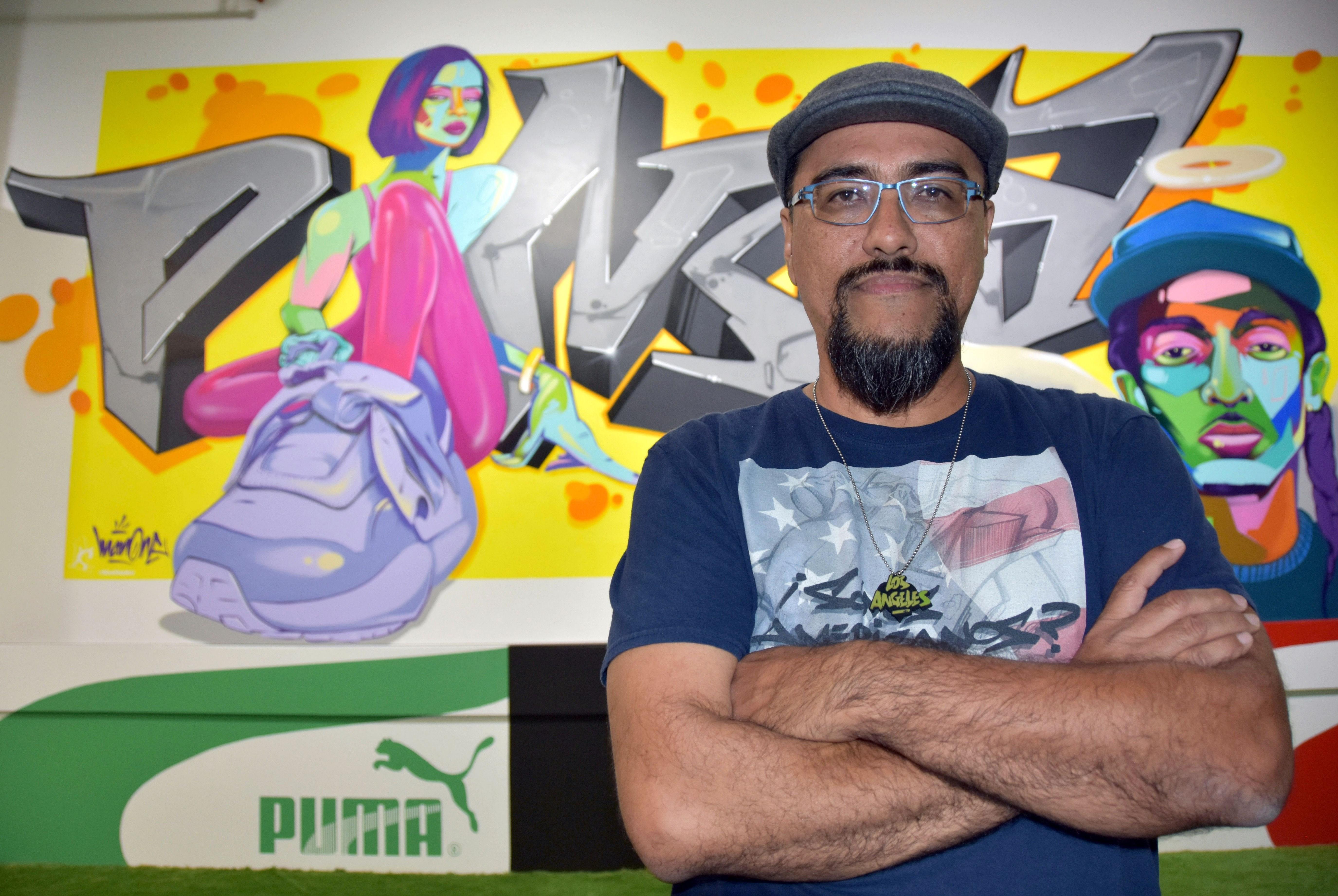 El artista angelino Alejandro Poli Jr. (Man One) es uno de los muralistas de Sneakertopia.