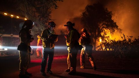 El fuego se habría originado muy cerca de un equipo eléctrico de PG&;E.