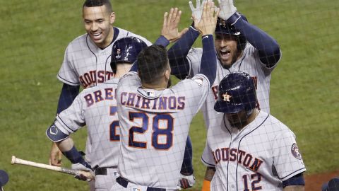 Houston Astros vencieron 7-1 a Washington Nationals en el quinto juego de la Serie Mundial y están a una victoria de conseguir su segundo campeonato en 3 años.