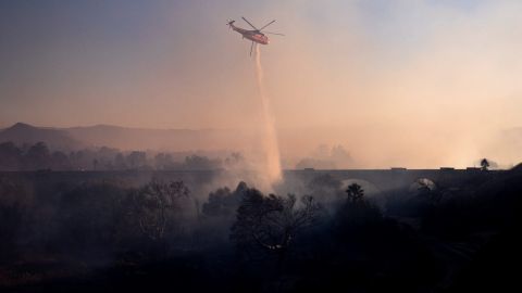 Bomberos combaten un el incendio 46 en el área de Riverside.