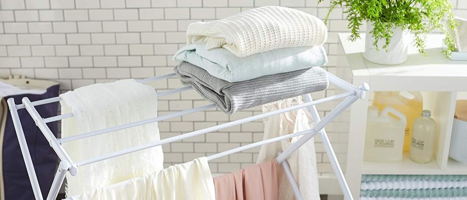 4 estilos de tendederos plegables para secar tu ropa si tienes poco