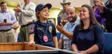La niña hispana Abigail Arias tocó los corazones de muchos tejanos cuando el Departamento de Policía de Freeport en una ceremonia especial la hizo una policía honoraria.