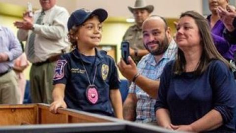 La niña hispana Abigail Arias tocó los corazones de muchos tejanos cuando el Departamento de Policía de Freeport en una ceremonia especial la hizo una policía honoraria.