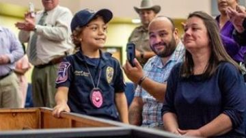La niña hispana Abigail Arias tocó los corazones de muchos tejanos cuando el Departamento de Policía de Freeport en una ceremonia especial la hizo una policía honoraria.