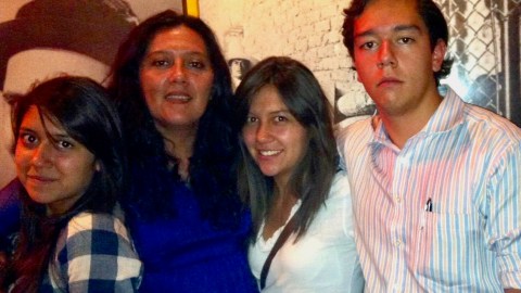 Alejandra Cortés (segunda de izquierda a derecha) se quedó sin patrimonio para sus hijos, quienes la a acompañan en esta foto.