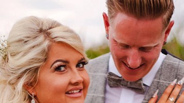 Lleva las cenizas de su padre en las uñas.