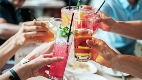 Algunos días, además de bebidas, también te dan comida ilimitada.