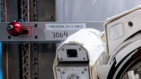 La astronauta de la NASA Christina Koch (d) con la  ingeniera de vuelo de la Expedición 61 Jessica Meir dentro del traje.