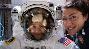 La astronauta de la NASA Christina Koch (d) con la  ingeniera de vuelo de la Expedición 61 Jessica Meir dentro del traje.