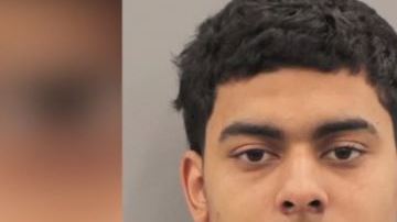 La policía dijo que Christopher Cross fue arrestado por tratar de vender boletos falsificados a $400 cada uno.