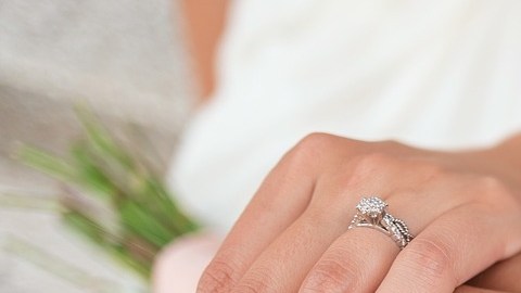 A la pareja le incomoda vestirse y estar rodeada de personas con ropa.