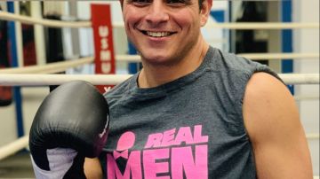 Bruno Campos, sobreviviente de cáncer, participa en la campaña 'Real Men Wear Pink'.
