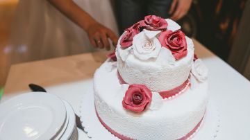 La novia se llevó terrible decepción por un pastelero poco profesional.