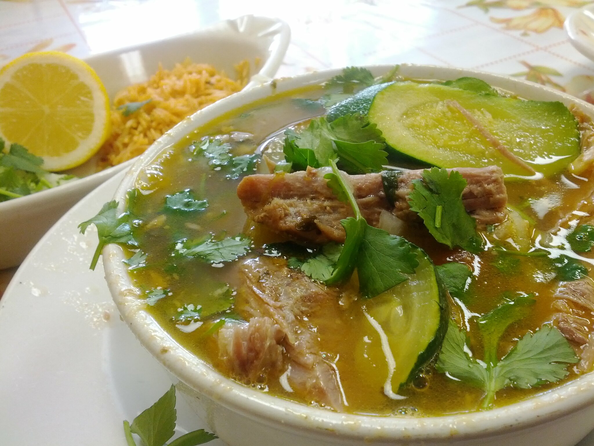 Para los primeros fríos Deliciosa receta de caldo de res mexicano La