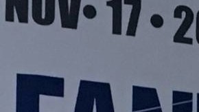 Arturo Olivé (centro), de la NFL en México con el libro de los 100 años.