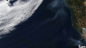 Amplia vista de incendios cerca de la costa del Pacífico, captada por satélite.