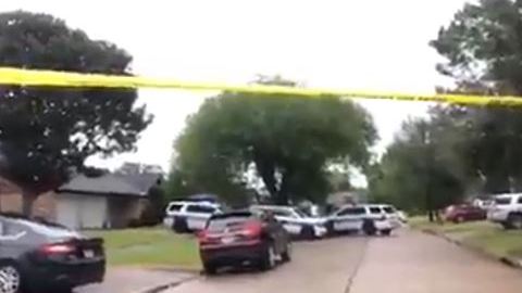 Según un oficial de la policía de Deer Park, los cuerpos estaban en diferentes lugares de la casa.